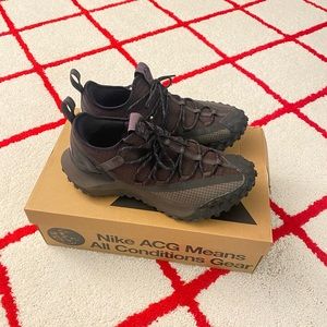 Nike ACG Mountain Fly Low in Brown Basalt